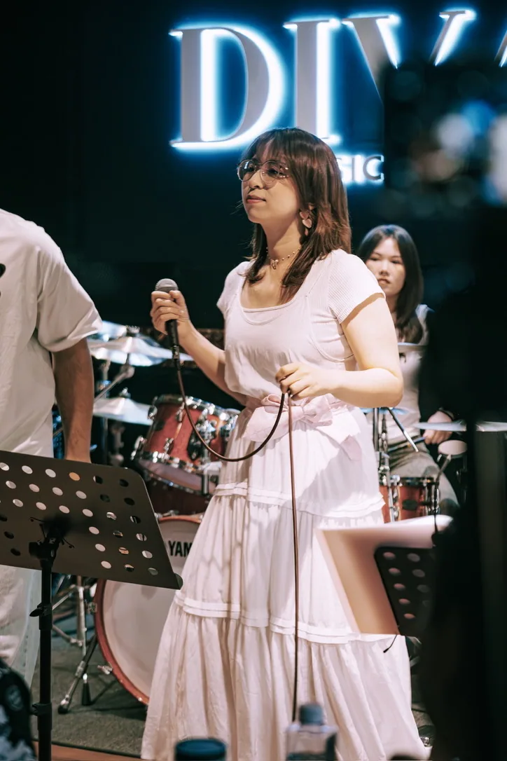 颜慧洁在乐队演出现场